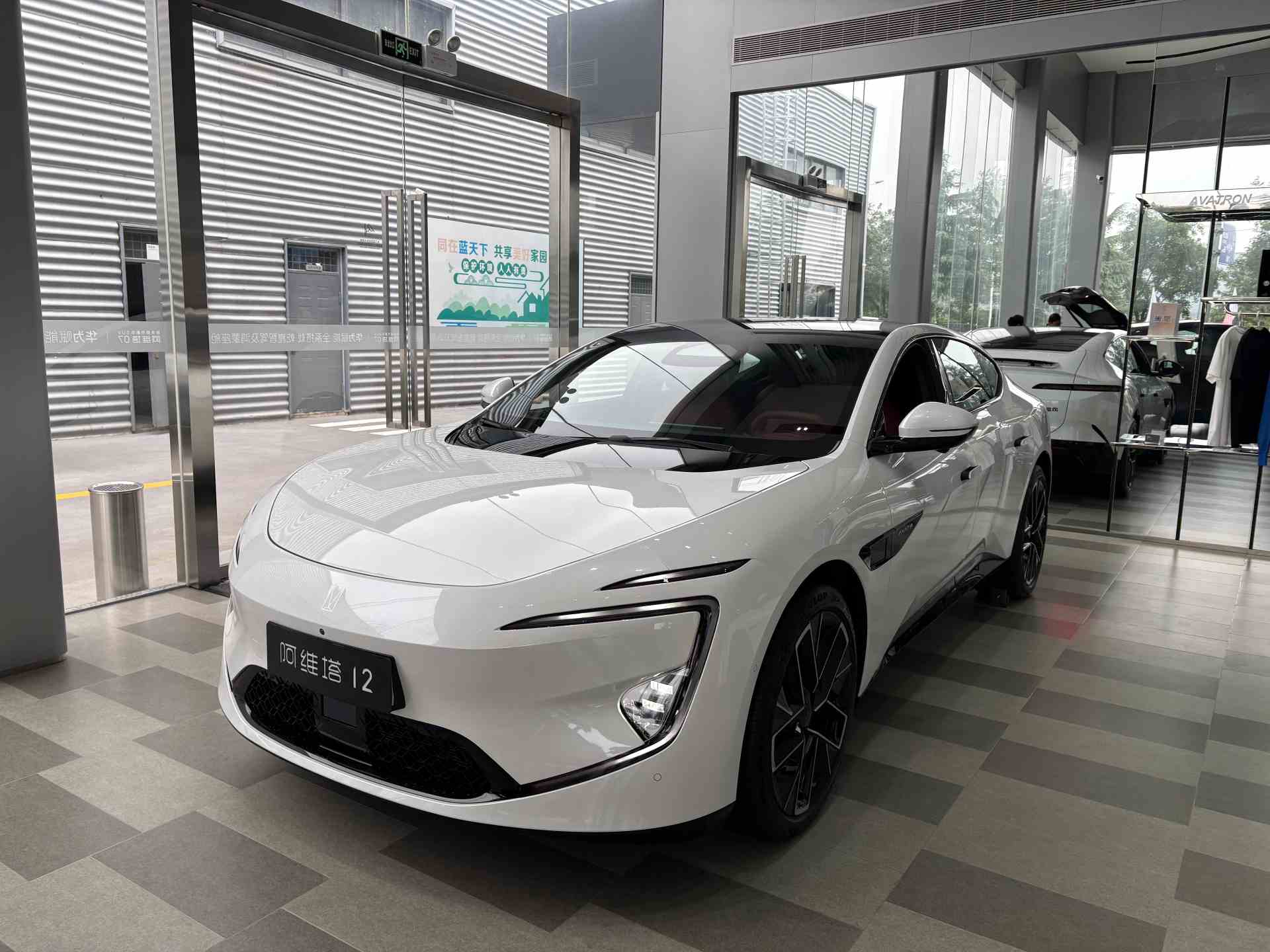 新能源乘用车又降价了！六年来均价首次跌破16万元，纯电动车降得最狠